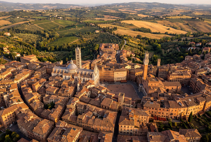 Richtung Siena – Hügellandschaft, Helikopterblick und Weinmomente
